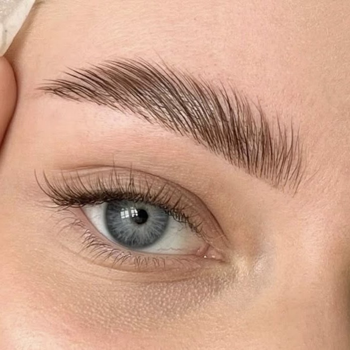 LAMINACE OBOČÍ Olomouc - Laminace obočí je profesionální ošetření, které chloupky vytvaruje, … Sky Room Olomouc