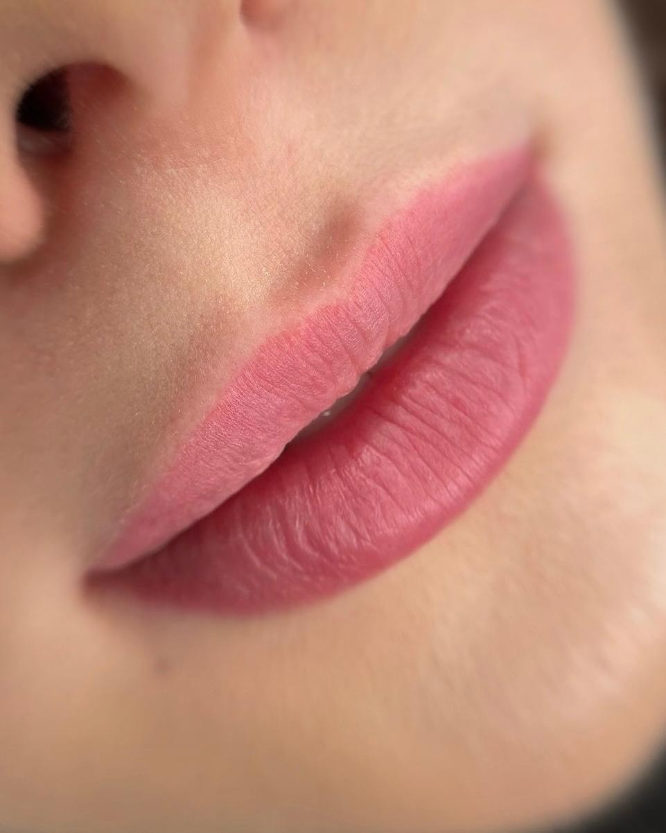 PERMANENTNÍ MAKE-UP RTŮ Olomouc - Permanentní make-up rtů dodá vašim rtům luxusní, stále … Sky Room Olomouc