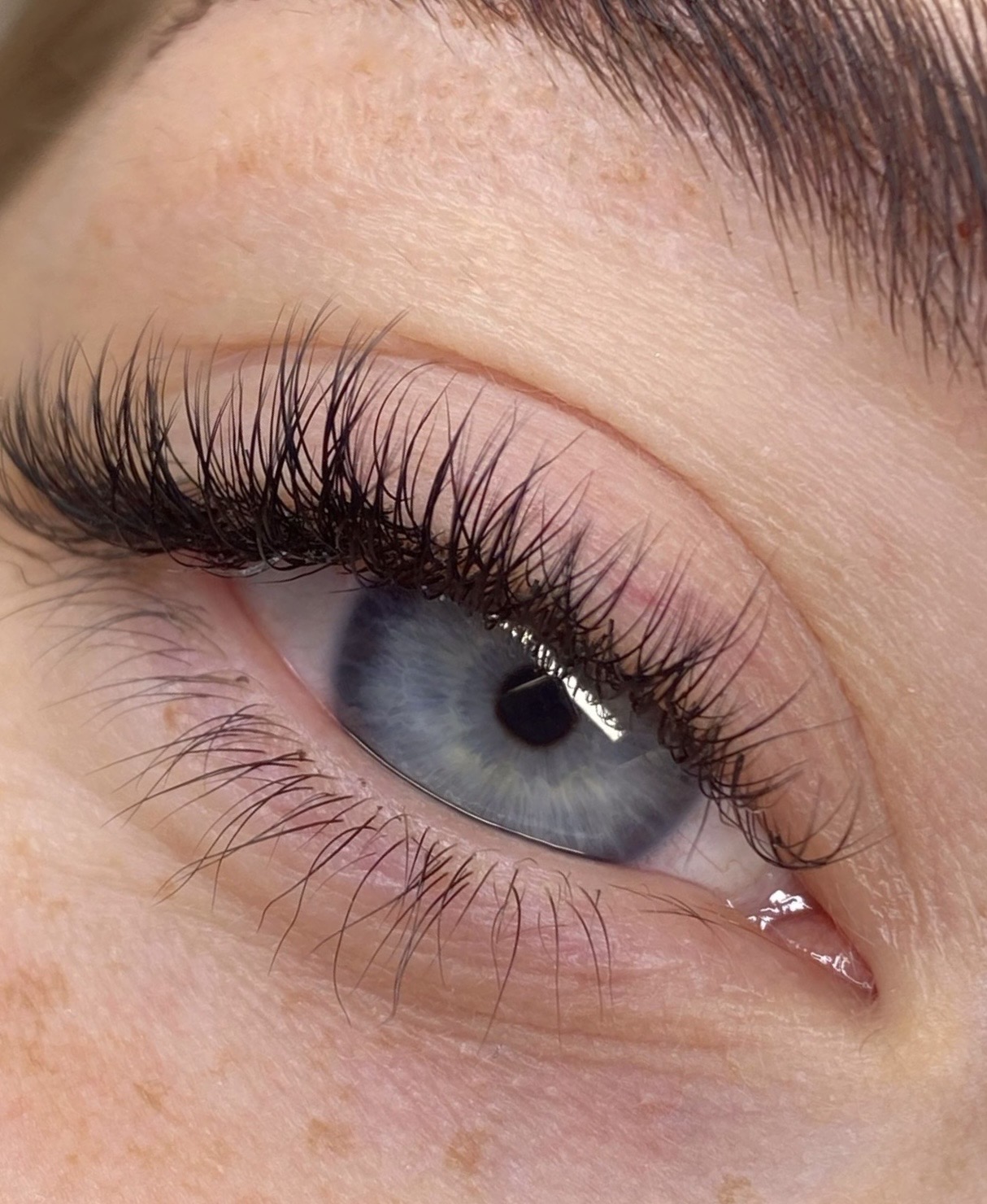 PRODLUŽOVÁNÍ ŘAS Olomouc - Krásné, husté a dokonale natočené řasy bez nutnosti … Sky Room Olomouc